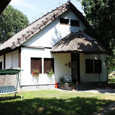 Patkos Motel Тісафюред Екстер'єр фото
