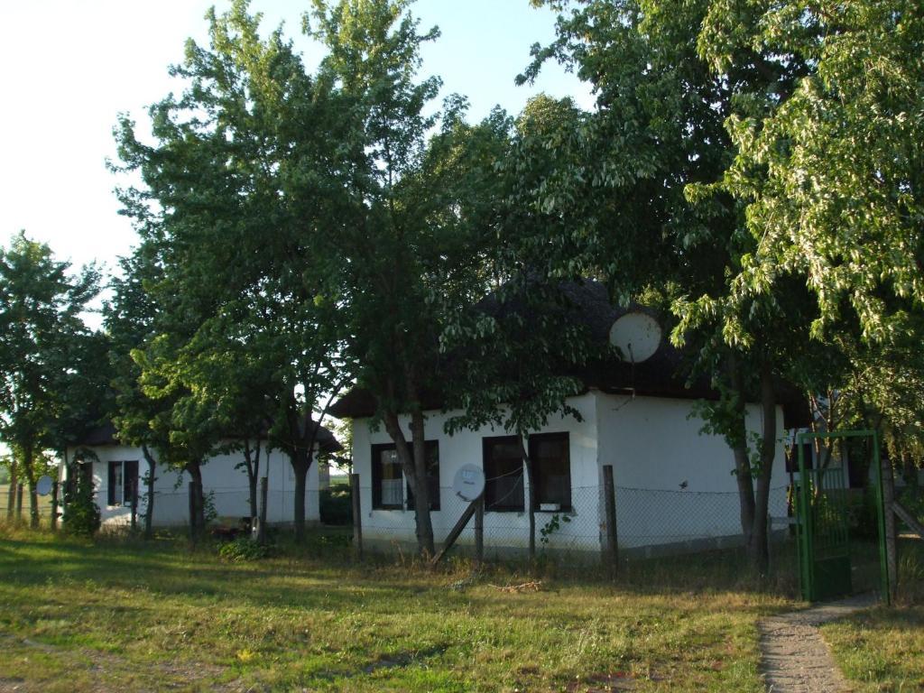 Patkos Motel Тісафюред Екстер'єр фото